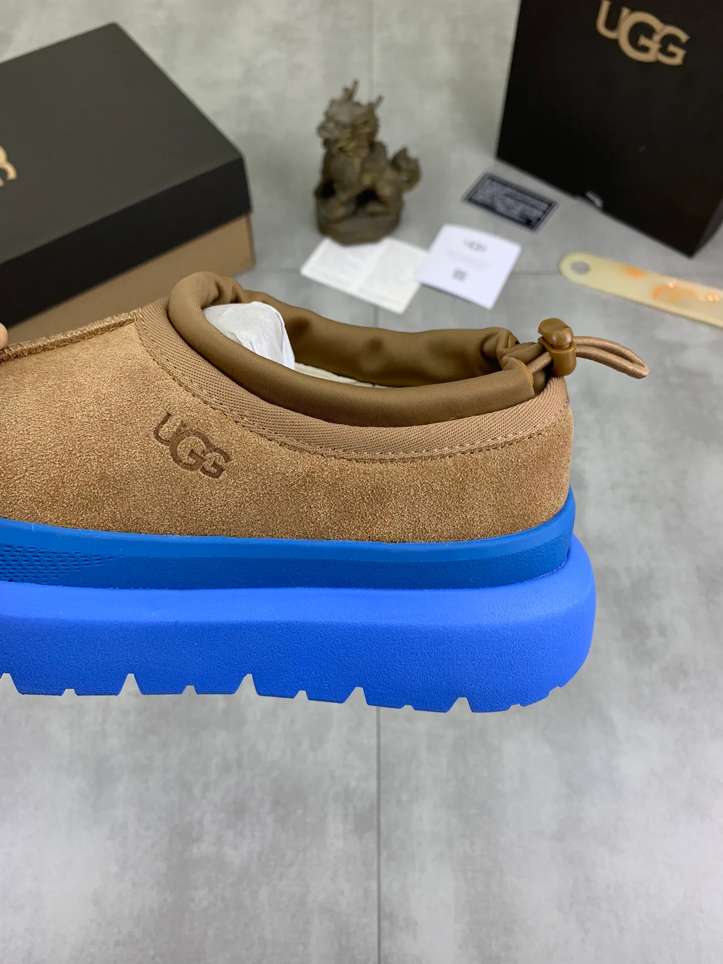 Men's Men's Shoes💰P460 New Couple Style👫 UGG Tasman Weather Hybrid One-second Snow Boots👢 Wang Yibo's same 👏 classic Tasman shoe model is added with a large orange sole, functional color contrast design, environmentally friendly waterproof and snowproof material, which is both fashionable and functional. At the same time, it is paired with the new UGG Keen furry color-blocking jacket. Bright orange and maroon collide to create a new light outdoor style and open up a new travel experience in early autumn! Using the best materials, the 17mm fur integrated surface is warmer and breathable, and the outsole is upgraded to a lightweight and wear-resistant light wing technology outsole! Size: 35-45 for men and women Official website color: 3⃣️ colors available